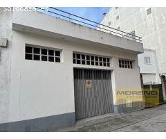 CASA EN EL CENTRO URBANO CON ACCESO A 2 CALLES.