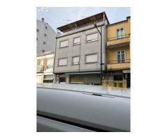 CASA EN EL CENTRO URBANO CON ACCESO A 2 CALLES.