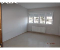 SE ALQUILA O SE VENDE CASA ADOSADA