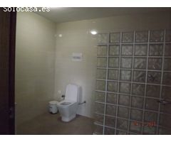 SE ALQUILA O SE VENDE CASA ADOSADA
