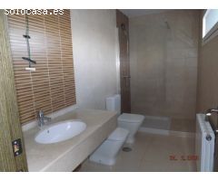 SE ALQUILA O SE VENDE CASA ADOSADA