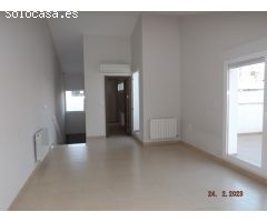 SE ALQUILA O SE VENDE CASA ADOSADA