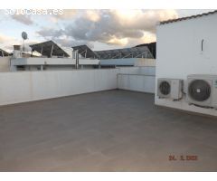 SE ALQUILA O SE VENDE CASA ADOSADA