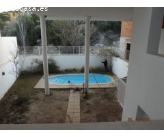 SE ALQUILA O SE VENDE CASA ADOSADA