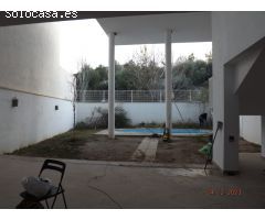 SE ALQUILA O SE VENDE CASA ADOSADA