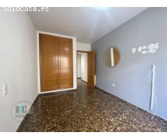 CASAGENCIA INMOBILIARIA VENDE...PISO DE CUATRO HABITACIONES Y DOS BAÑOS EN EL