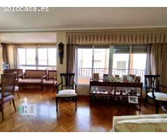 AMPLIO PISO EN PLENO CENTRO CON CUATRO HABITACIONES Y DOS BAÑOS