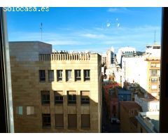 AMPLIO PISO EN PLENO CENTRO CON CUATRO HABITACIONES Y DOS BAÑOS