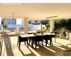 CASAGENCIA INMOBILIARIA VENDE..VILLA en segunda fila de playa totalmente