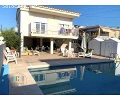 CASAGENCIA INMOBILIARIA VENDE..VILLA en segunda fila de playa totalmente