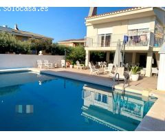 CASAGENCIA INMOBILIARIA VENDE..VILLA en segunda fila de playa totalmente