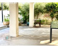 CASAGENCIA INMOBILIARIA VENDE..VILLA en segunda fila de playa totalmente