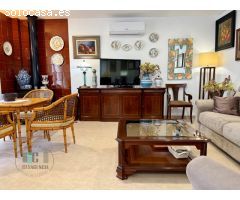 CASAGENCIA INMOBILIARIA VENDE..VILLA en segunda fila de playa totalmente