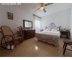 CASAGENCIA INMOBILIARIA VENDE......VILLA INDEPENDIENTE CON PISCINA Y JARDIN EN