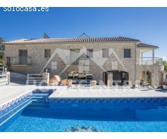890.000 € (Antes 1.250.000 €) Casa con piscina y vistas a la montaña