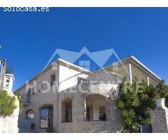 890.000 € (Antes 1.250.000 €) Casa con piscina y vistas a la montaña