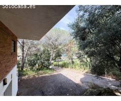 Casa en una planta con vistas al mar.