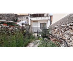 casa amplia , con 2 salidas a 2 calles y patio