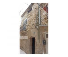 Casa de piedra en Batea