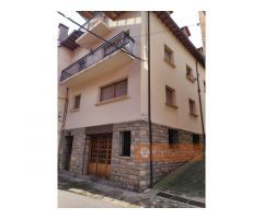 CASA EN BOSSOST CON ALMACÉN, APARTAMENTO Y DÚPLEX
