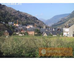 CASA EN BOSSOST CON ALMACÉN, APARTAMENTO Y DÚPLEX