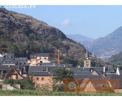 CASA EN BOSSOST CON ALMACÉN, APARTAMENTO Y DÚPLEX
