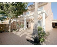 ELEGANTE TRIPLEX PAREADO EN PUERTO CENTRO