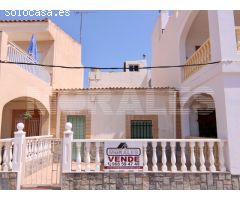 CASA EN PLANTA BAJA MAS EDIF DE 4 APARTAMENTO EN PRIMERA LINEA DE MAR