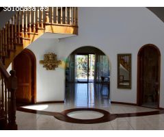 Una exclusiva VILLA en la primera línea del Mar en la zona del Golf del Sur