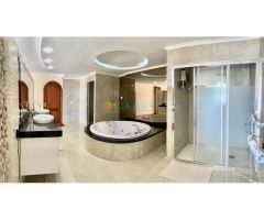 Una exclusiva VILLA en la primera línea del Mar en la zona del Golf del Sur