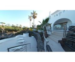 Una exclusiva VILLA en la primera línea del Mar en la zona del Golf del Sur
