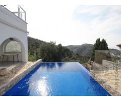 Casa dividida en dos apartamentos con vistas espectaculares sobre el mar y la