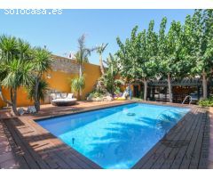 Casa unifamiliar en planta baja con piscina sobre una parcela de 804 m2.