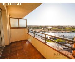 Apartamento-ático con terraza y vistas despejadas (parking y amarre opción