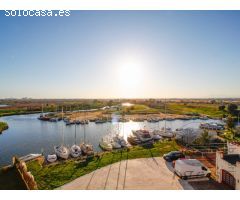 Apartamento-ático con terraza y vistas despejadas (parking y amarre opción