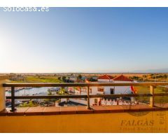 Apartamento-ático con terraza y vistas despejadas (parking y amarre opción