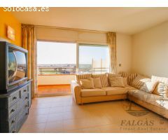 Apartamento-ático con terraza y vistas despejadas (parking y amarre opción