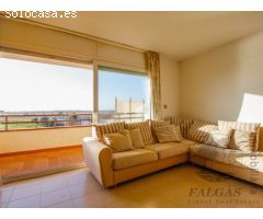 Apartamento-ático con terraza y vistas despejadas (parking y amarre opción