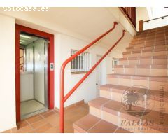 Apartamento-ático con terraza y vistas despejadas (parking y amarre opción
