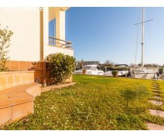 Apartamento-ático con terraza y vistas despejadas (parking y amarre opción