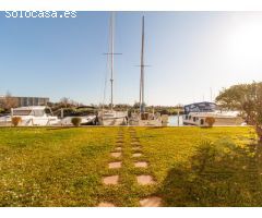 Apartamento-ático con terraza y vistas despejadas (parking y amarre opción
