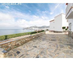 Chalet en primera línea de mar con piscina y garaje enPort de la Selva