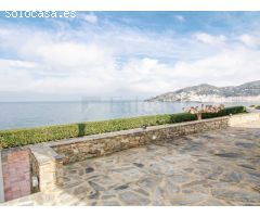 Chalet en primera línea de mar con piscina y garaje enPort de la Selva
