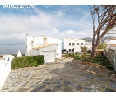 Chalet en primera línea de mar con piscina y garaje enPort de la Selva