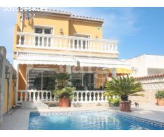 Encantadora casa con piscina privada, a un paseo de la playa