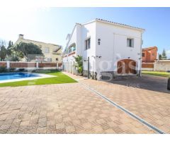 Encantadora casa en una tranquila calle, ideal para disfrutar de la privacidad y