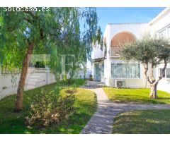 Casa unifamiliar de tres apartamentos independientes en terreno esquinero de