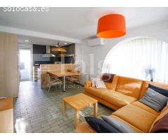 Casa unifamiliar de tres apartamentos independientes en terreno esquinero de