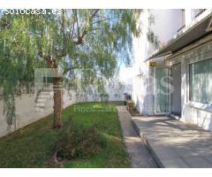 Casa unifamiliar de tres apartamentos independientes en terreno esquinero de