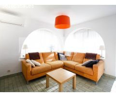 Casa unifamiliar de tres apartamentos independientes en terreno esquinero de